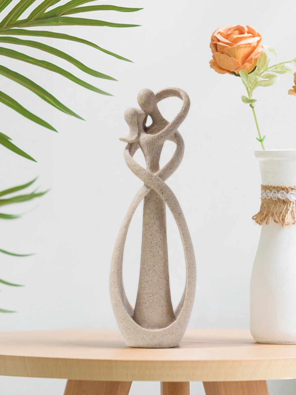 Minimalist Lovers Embrace Sculpture